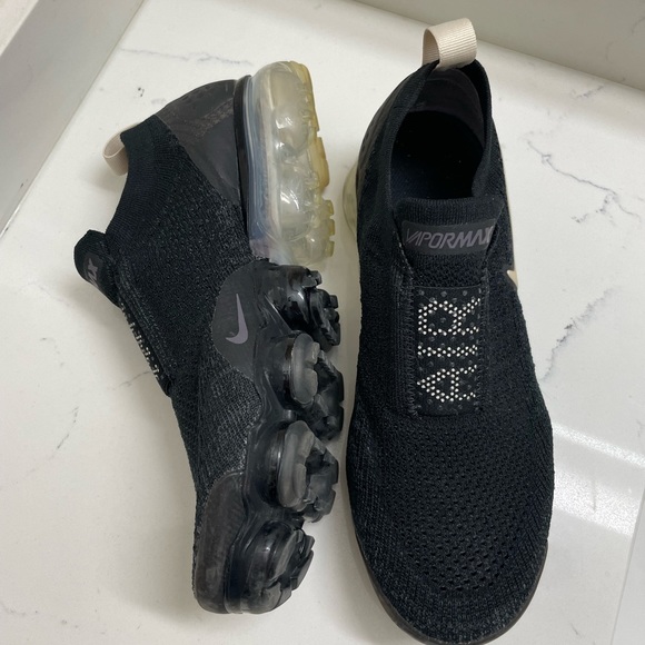 Nike Air VaporMax Moc 2 in black and light cream US 8.5 - Picture 1 of 3